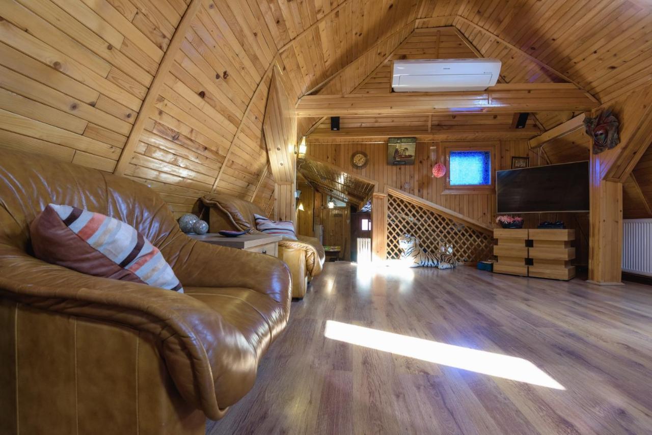 Wooden Attic Suite Braşov Buitenkant foto