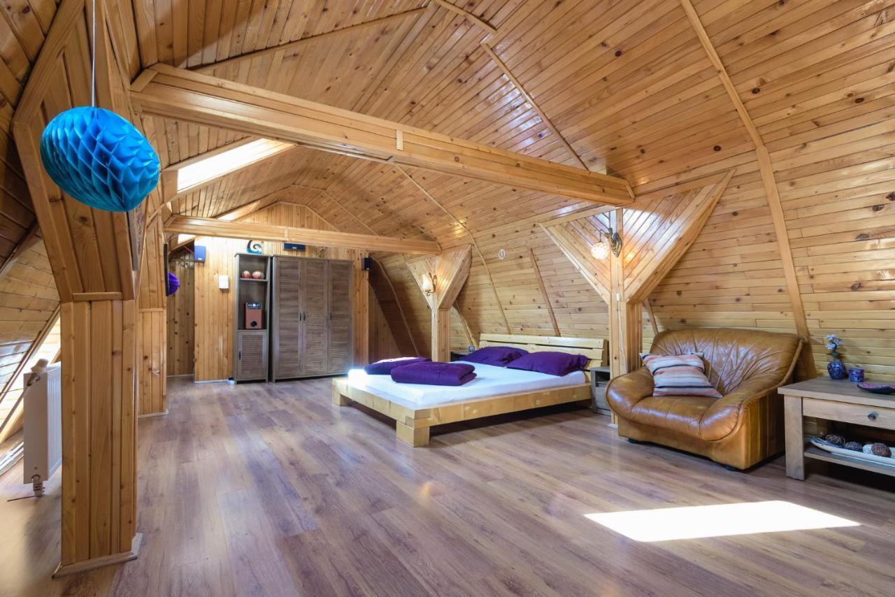Wooden Attic Suite Braşov Buitenkant foto