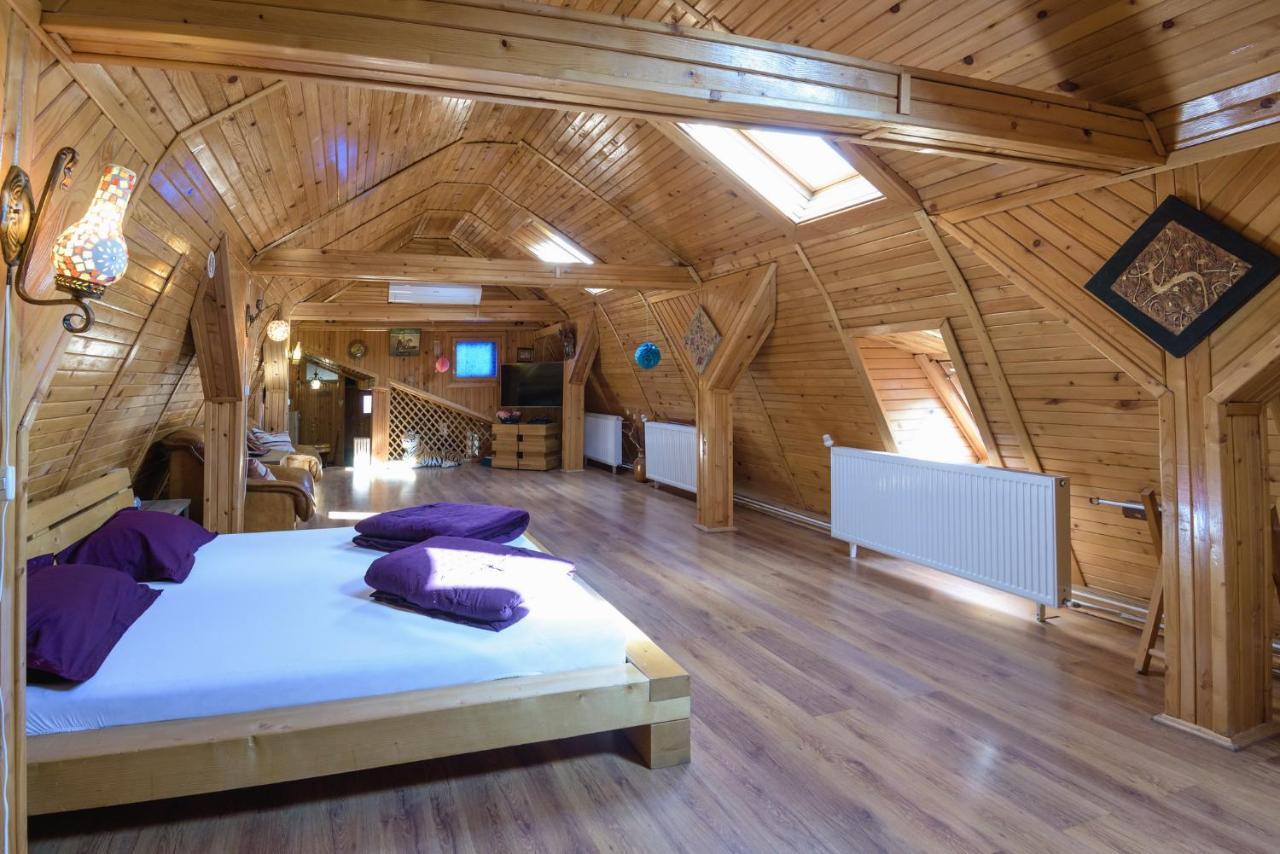 Wooden Attic Suite Braşov Buitenkant foto