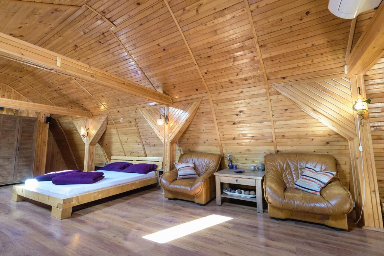 Wooden Attic Suite Braşov Buitenkant foto